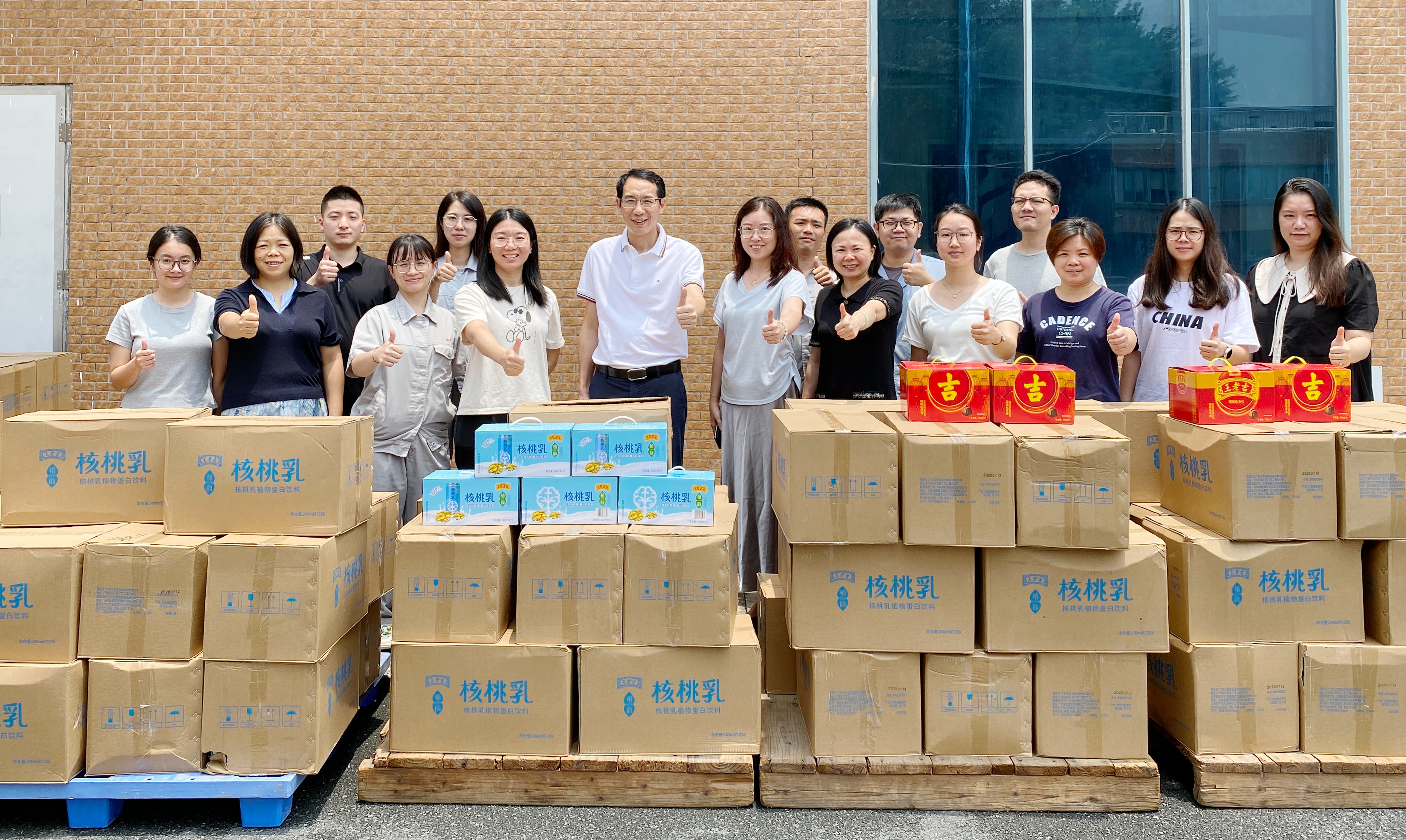 情系一线送清凉 关怀备至鼓干劲 